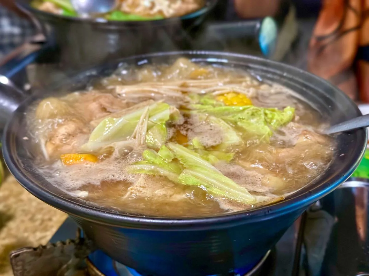 雞酒（麻油雞）也成了時興的火鍋湯底，以吃大量新鮮蔬菜為主。蕭秀琴攝