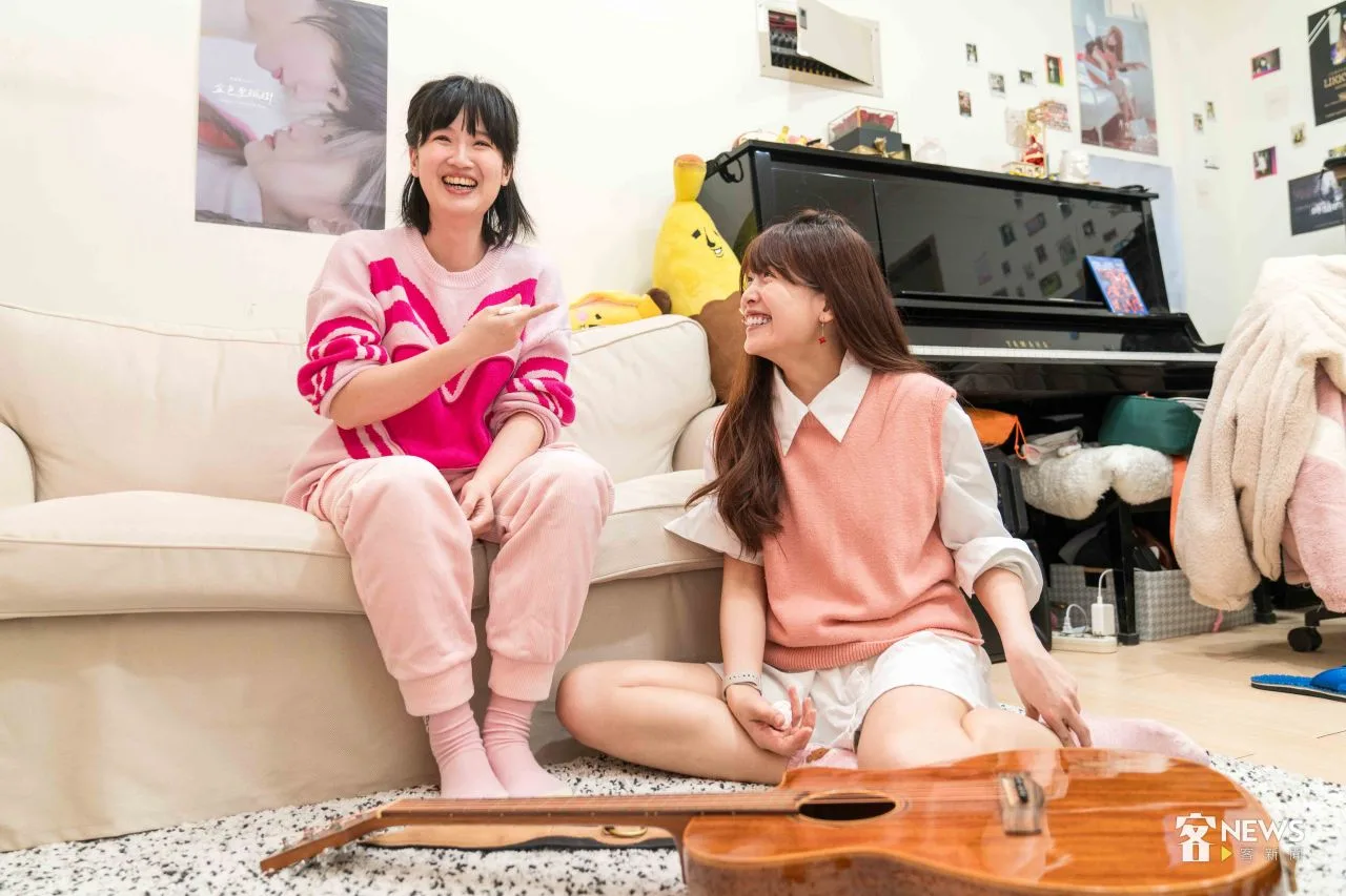 兩人笑說，寫一首歌只要兩、三天，沒想到客語歌要寫這麼久。李台源攝