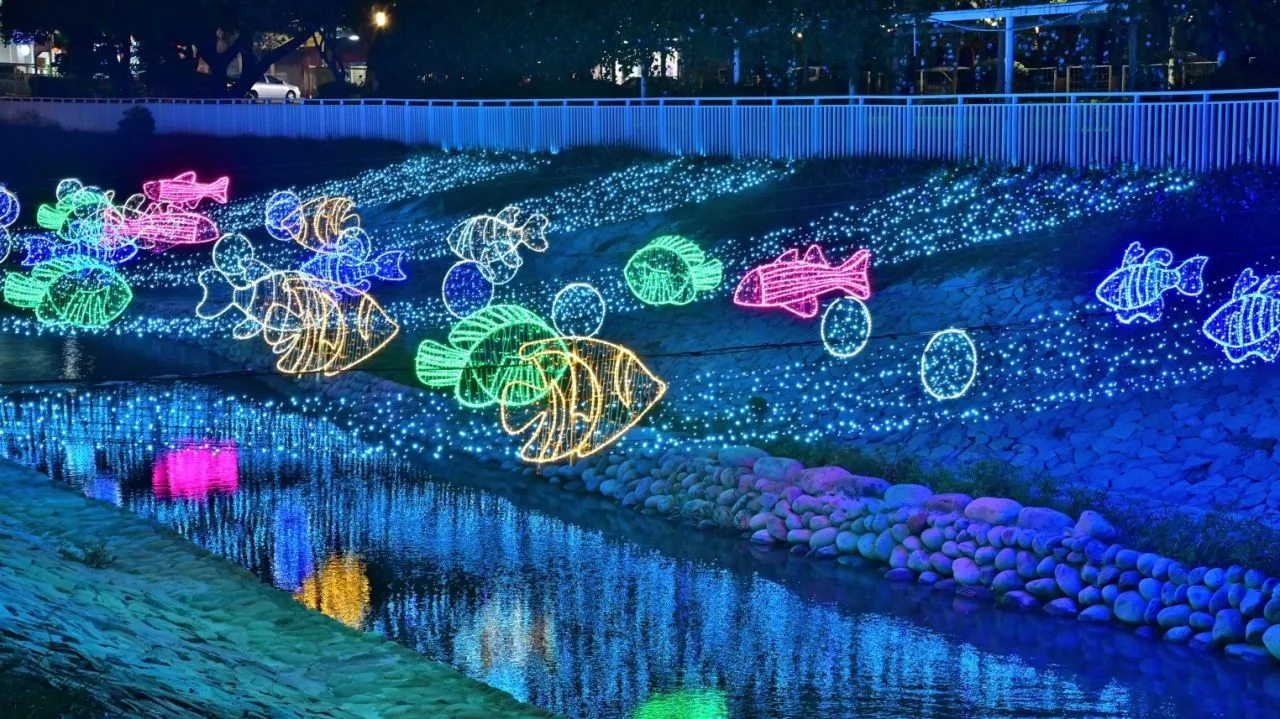 軟埤仔溪魚你相遇景觀燈飾。中市府提供
