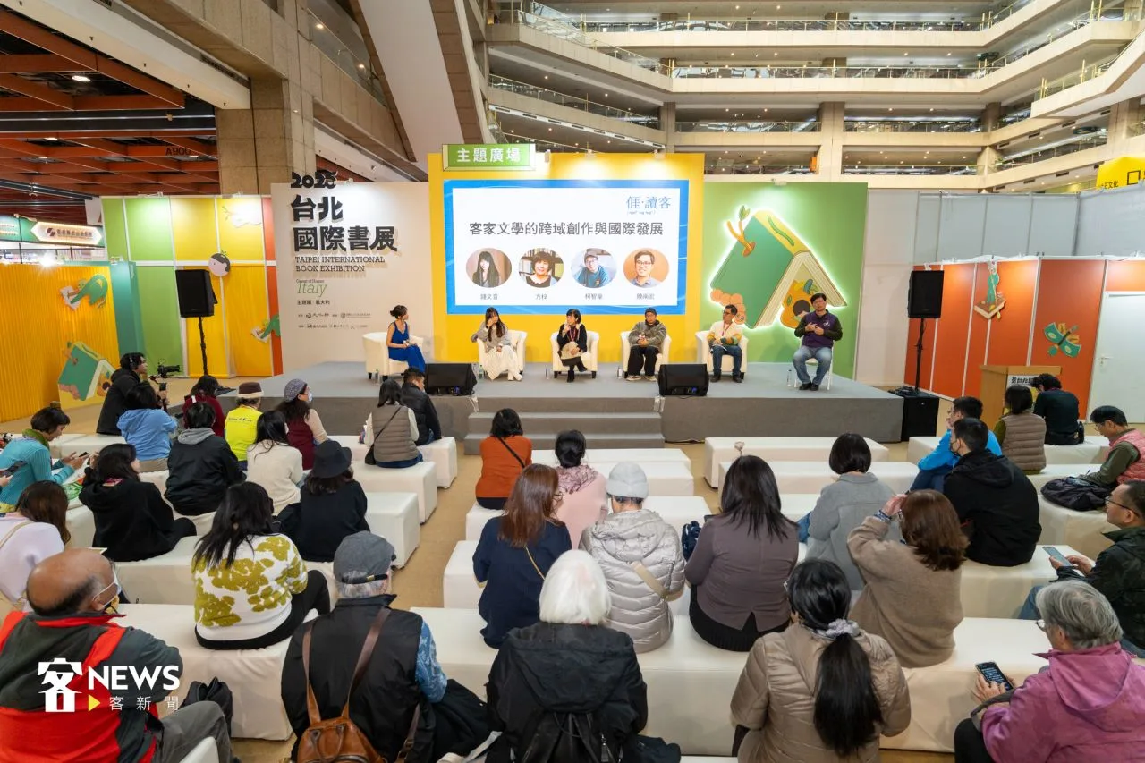 台北國際書展開幕首日，客家主題館於下午2點許，在大會的主題廣場中舉辦講座。宋佩遙攝