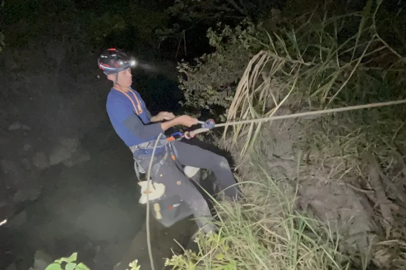 攀樹教練垂降救援墜谷寵物犬。臺南山上花園水道博物館提供