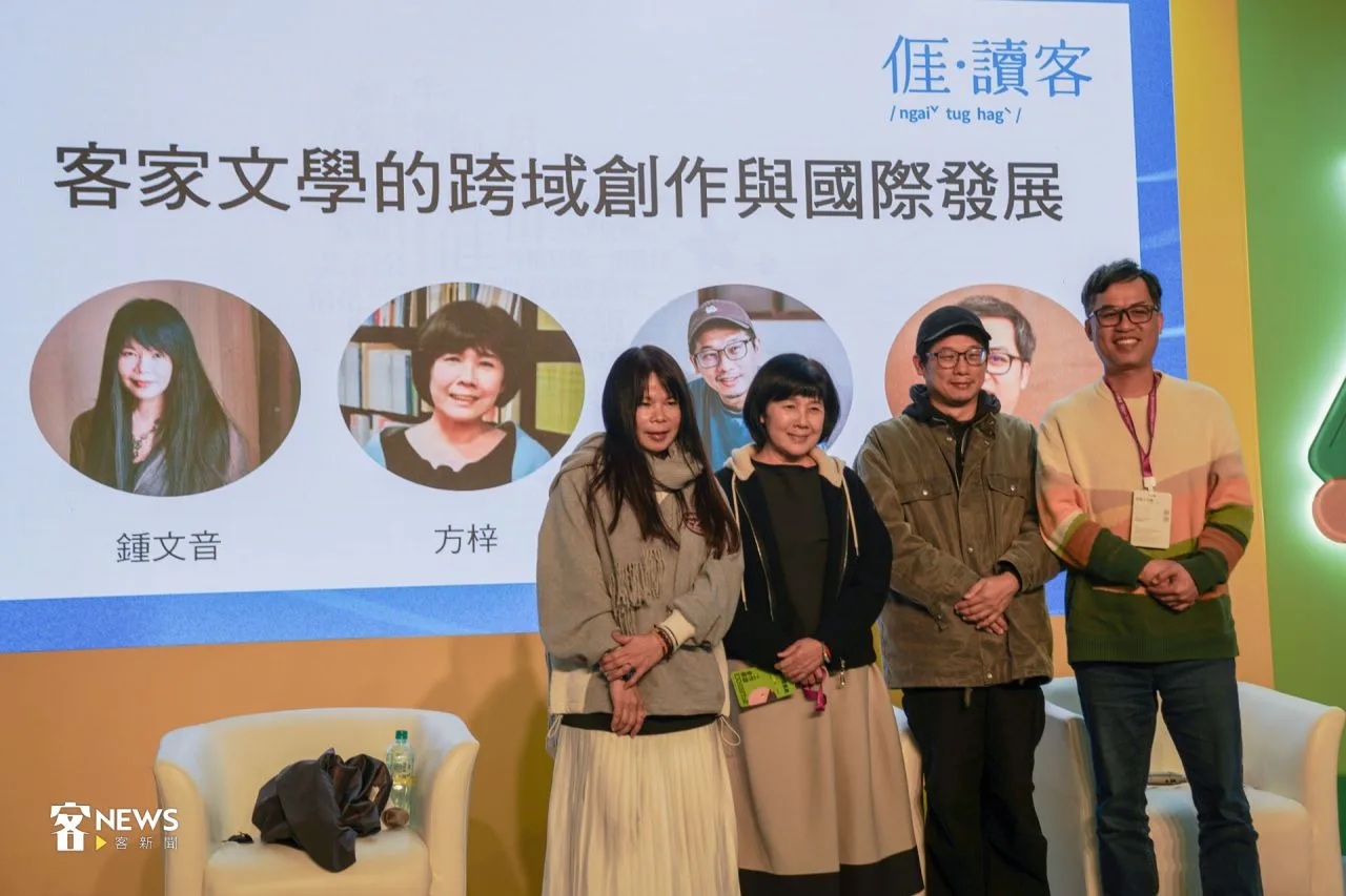 客家跨領域講座人合影。左起為鍾文音、方梓、柯智豪、陳南宏。洪藝晅攝