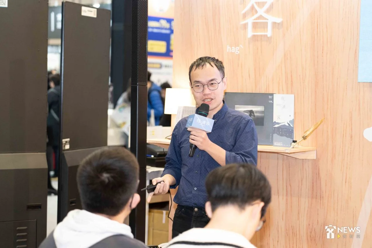 台北國際書展客家館邀請作家朱宥勳解析李喬的《寒夜》三部曲。李台源攝