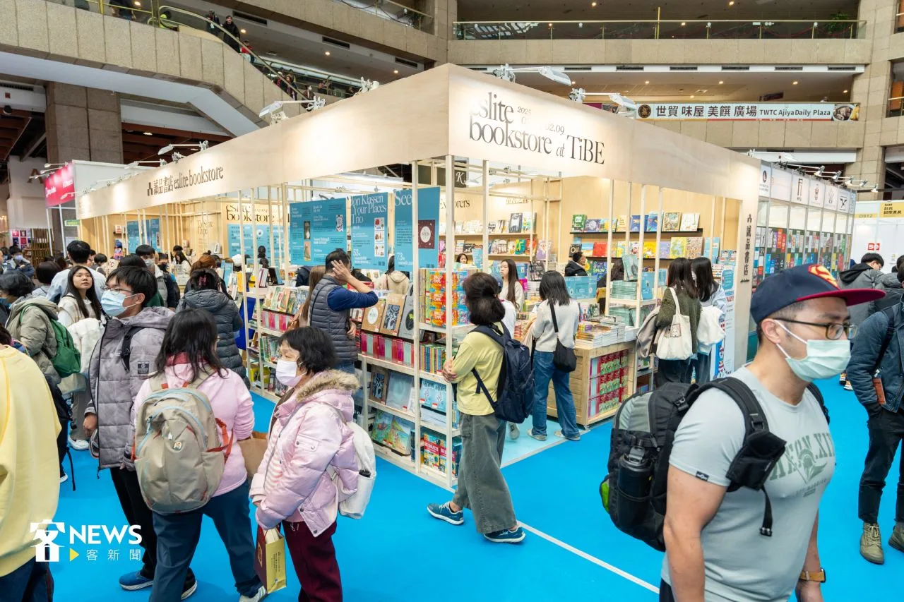 台北國際書展現場設有各式各樣的攤位，邀請民眾一起逛書展讀好書。宋佩遙攝
