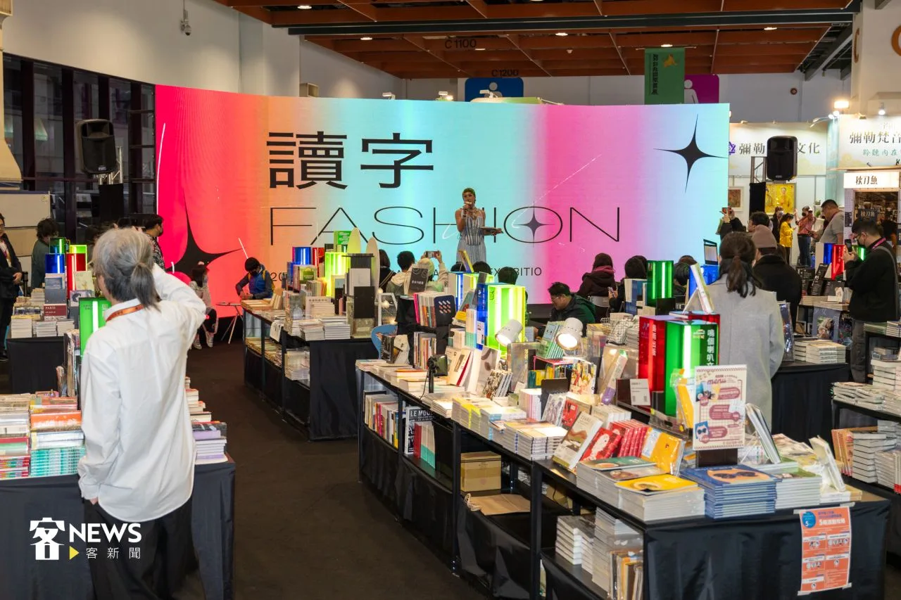 2025臺北國際書展公民書區「讀字Fashion」以時尚視角重新定義閱讀場域,讓讀者親身體驗社會運動工作者的日常。宋佩遙攝