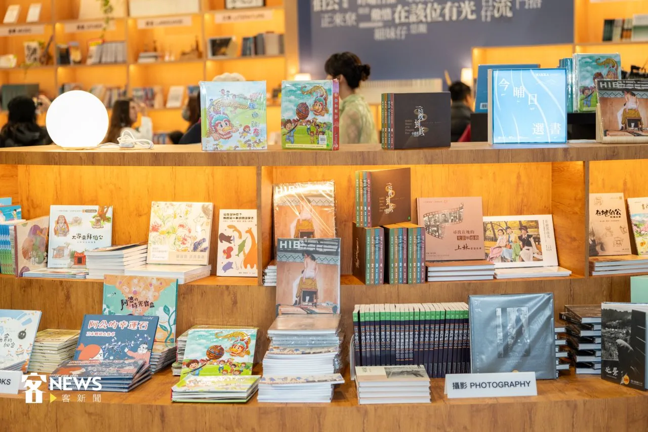 讀者可以挑選喜愛的客家書籍，帶回家收藏。宋佩遙攝