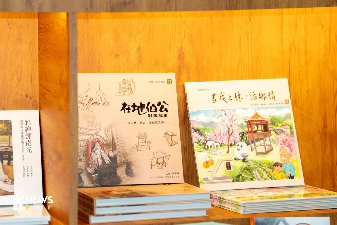 陳列的客家童書，讓小朋友能輕鬆學習客語。宋佩遙攝