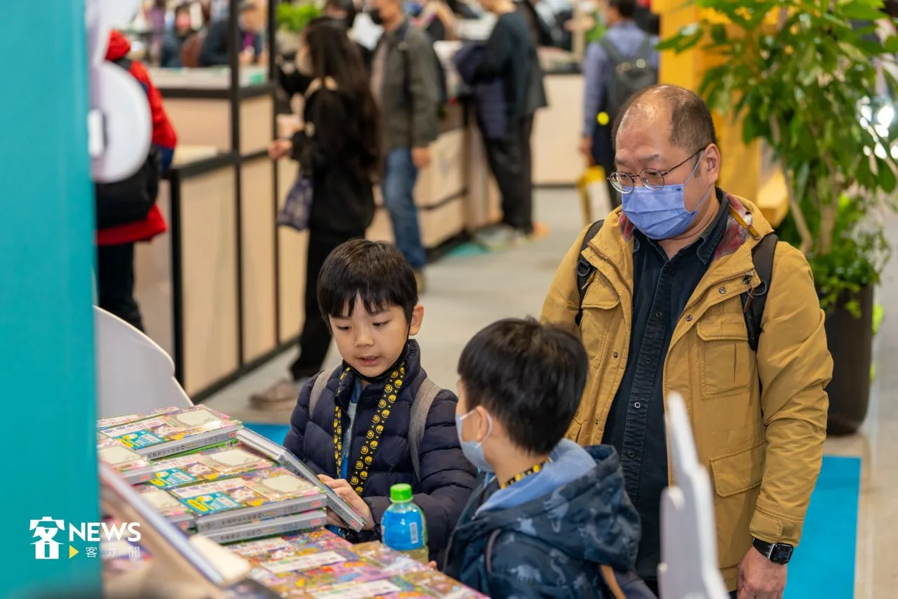 民眾細細翻閱,沉浸在書香世界。宋佩遙攝