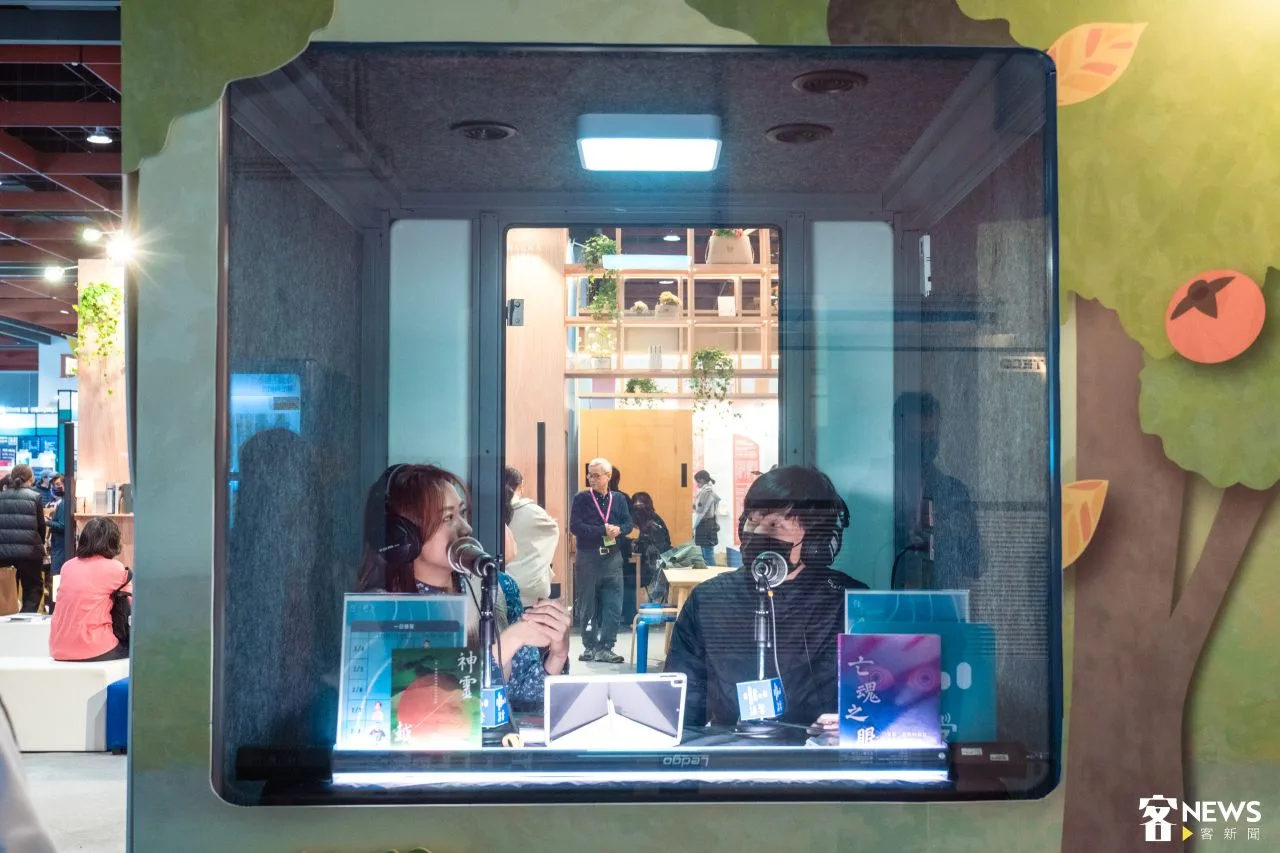 書展期間每天下午兩點都會有講客電台主持人在Open Studio錄製節目。朱愷元攝