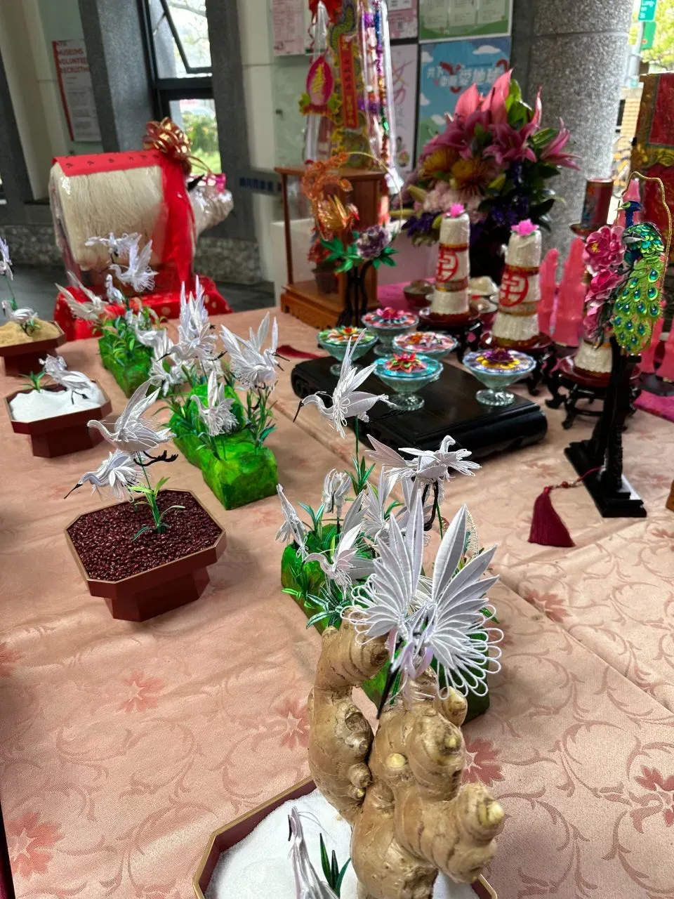 運用客家纏花工藝於傳統祭天儀式，呈現新北客家終身學習成果。新北市客家局提供
