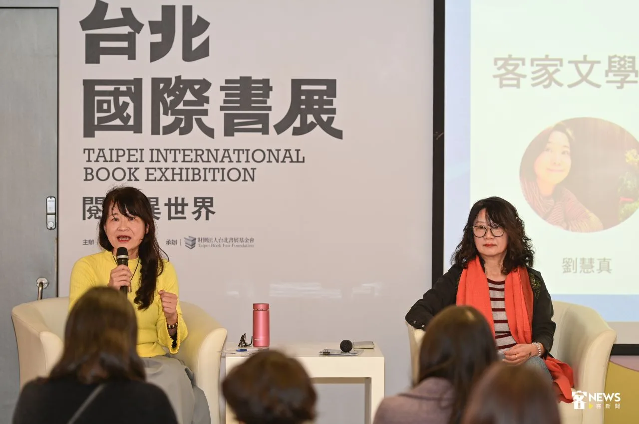 創作歌手羅思容(左)、詩人張芳慈(右)針對客家文學推廣與未來進行對談。洪俊傑攝