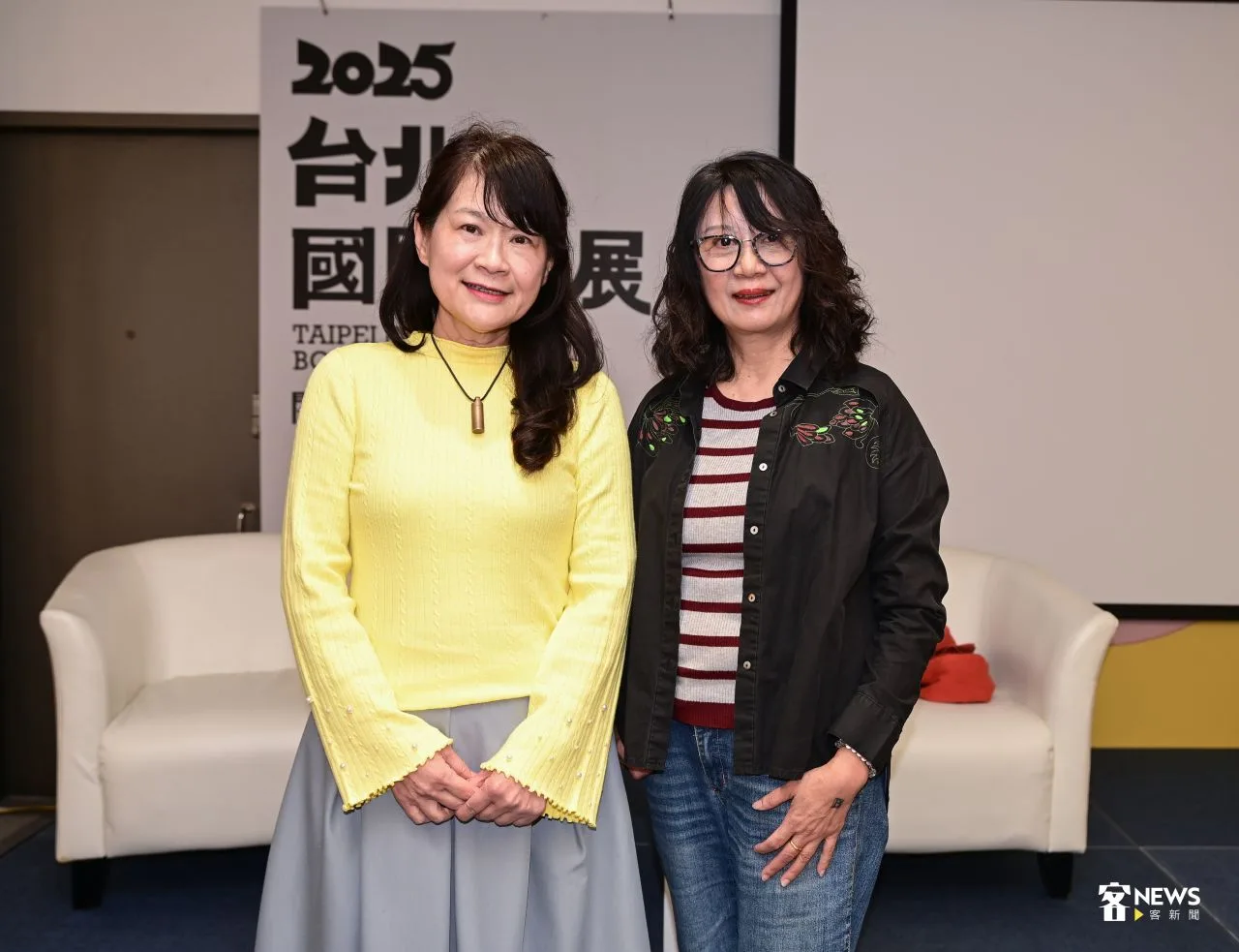創作歌手羅思容(左)、詩人張芳慈(右)今天受邀出席台北書展,針對客家文學推廣與未來進行對談。洪俊傑攝