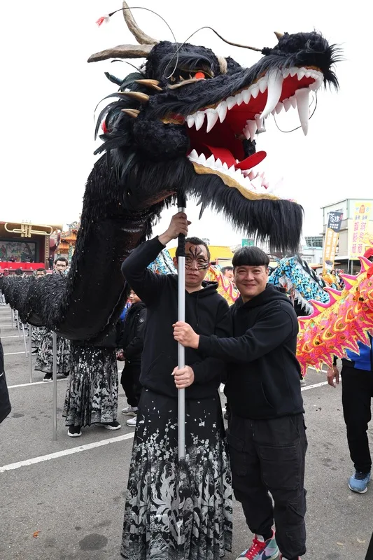 三義舞空術龍隊由團長劉士毅（前右）成立，動力來自於想為癌逝女兒實現遺願，今年打造黑色巨龍，盼為民除煞。中央社