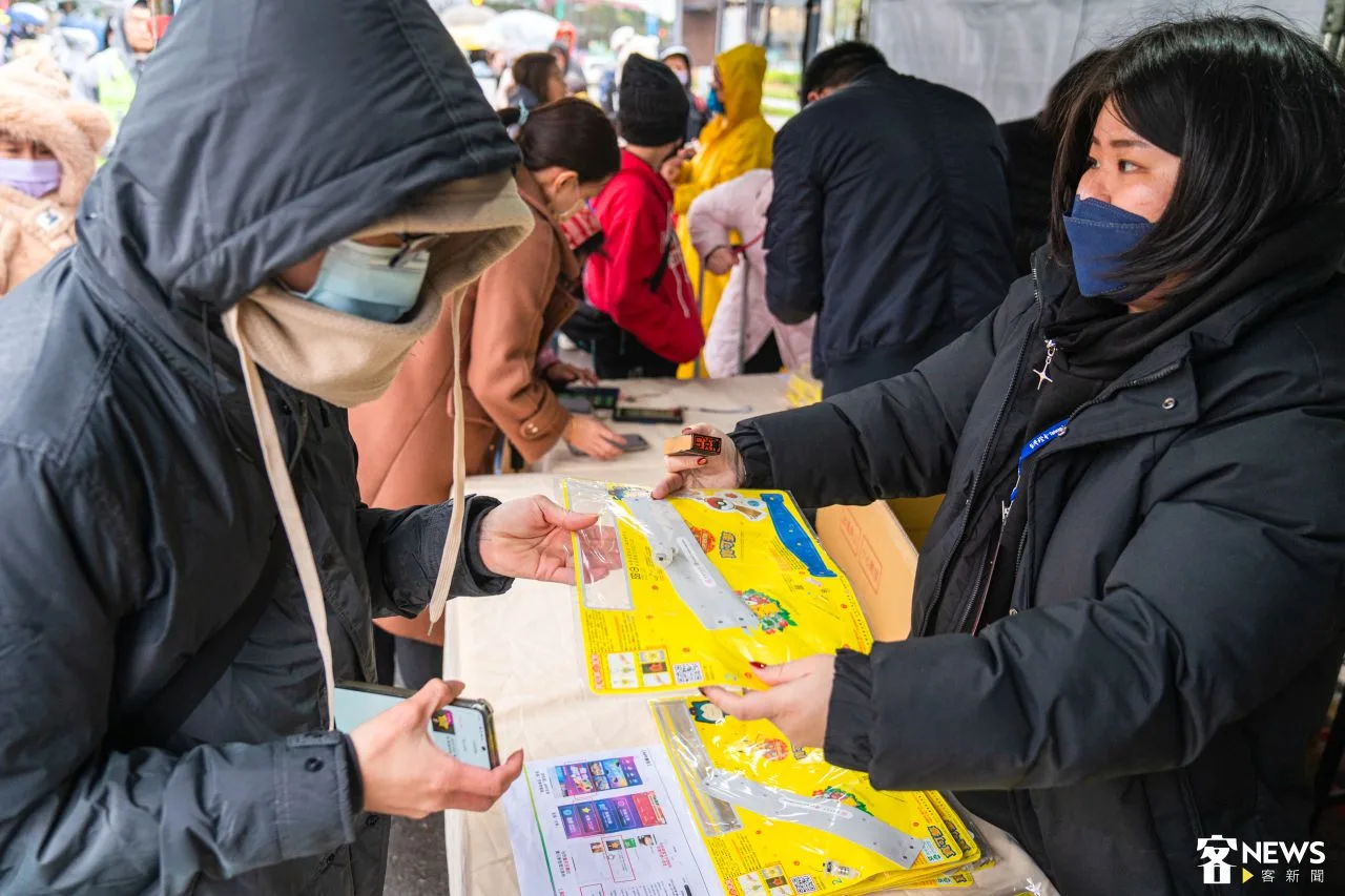 許多民眾不畏風雨到場領取寶可夢提燈。朱愷元攝
