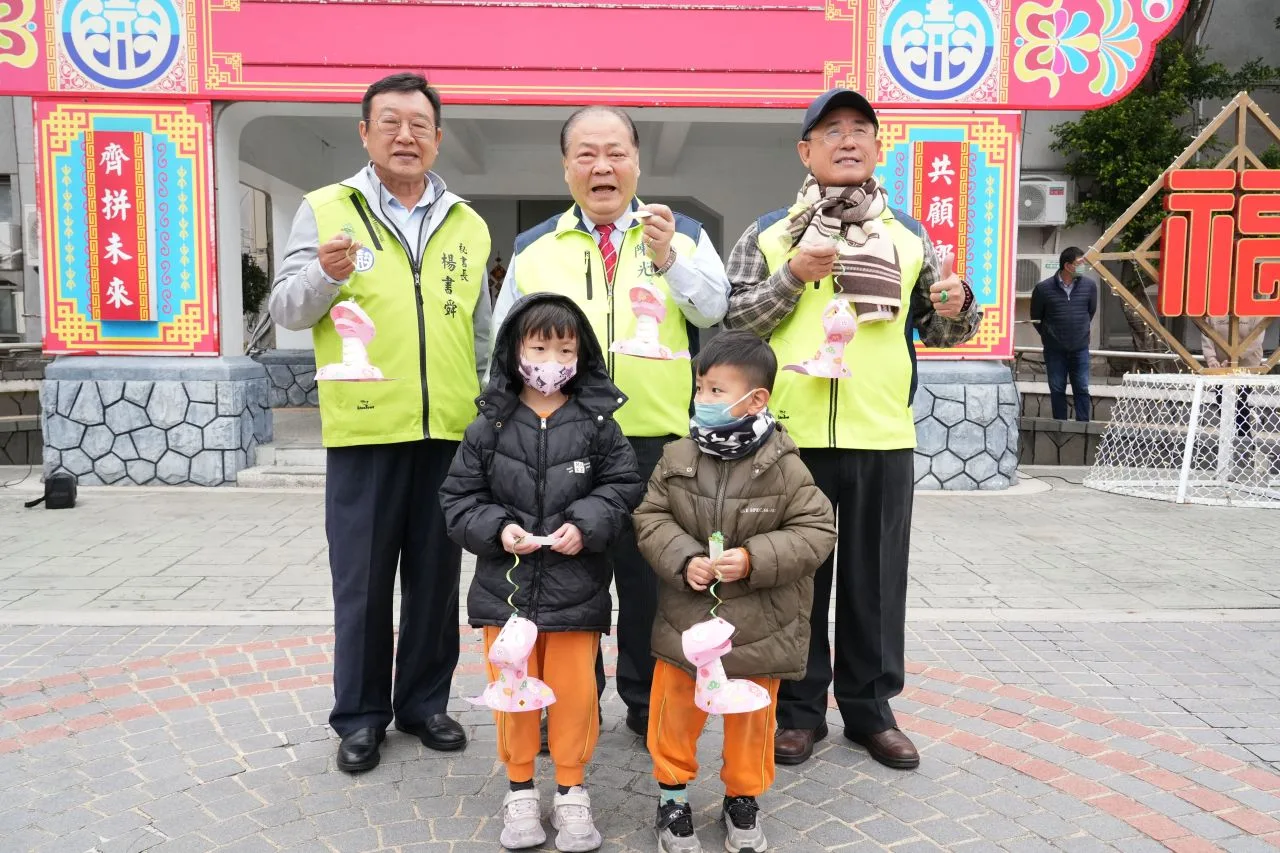 澎湖發放元宵小提燈，小朋友手持提燈。澎湖縣政府提供