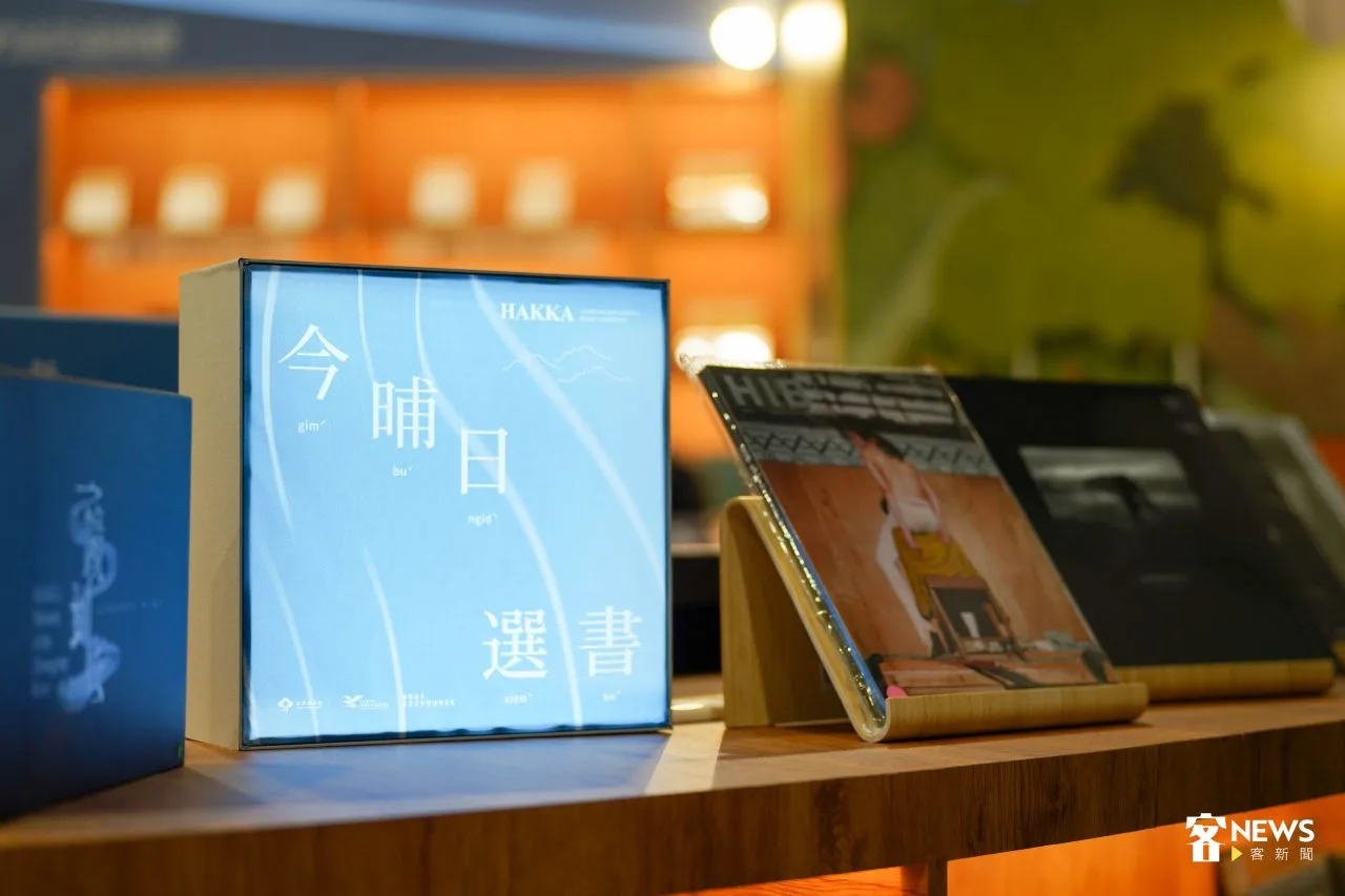有讀者被客語字吸引進入客家館。范修語攝