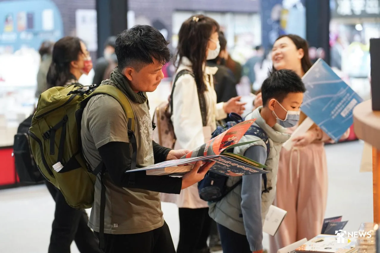 客家館吸引許多民眾駐足，翻閱攝影書或雜誌、報紙。范修語攝