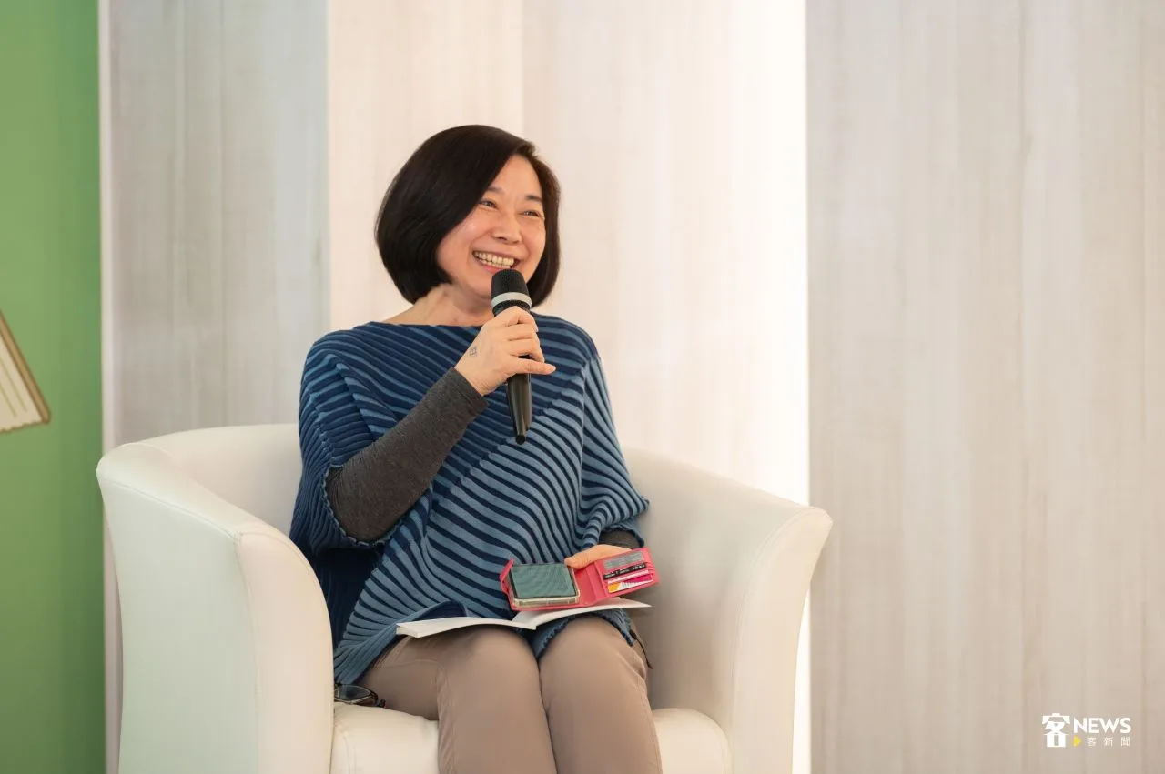 客家沙龍座談引言人劉慧真,做座談會結束後也分享自己與客語文學創作的心路歷程。洪俊傑攝