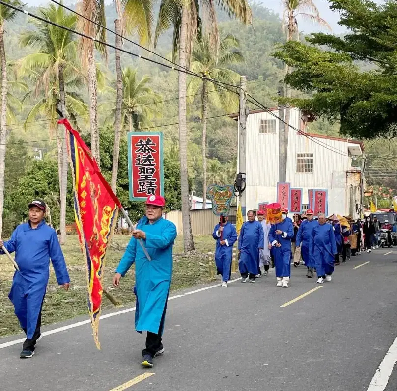 手執大旗及執涼傘、涼扇禮生，再由一人手持「恭送聖蹟」牌在中間，後面再由禮生、執牌者及挑字紙灰者一起步行前往美濃舊橋。臺灣客家文化館提供