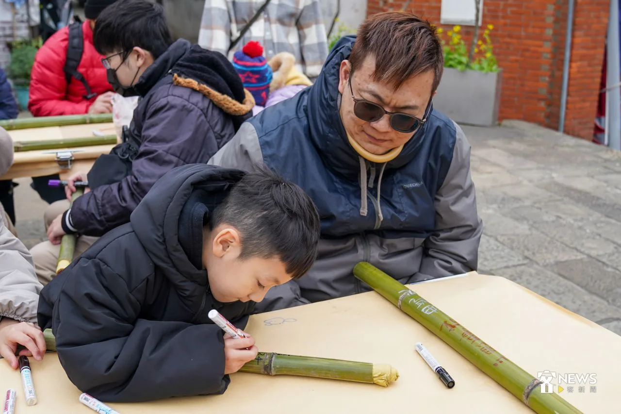 現場許多親子特別前來北埔，參與客庄的元宵活動。洪藝晅攝