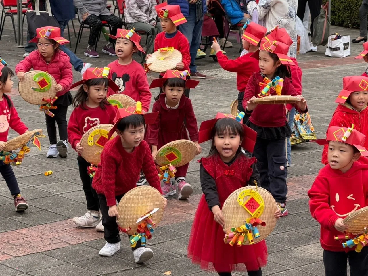火焰蟲非營利幼兒園小朋友表演，歡喜迎蛇年。高市府提供
