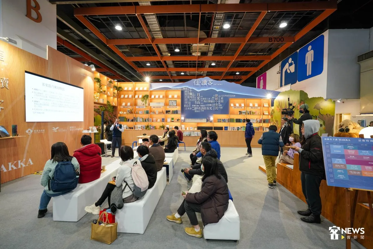 台北國際書展客家館結合客家委員會、客家文化發展中心、客家公共傳播基金會，一個館就能買到三個單位出版品。范修語攝