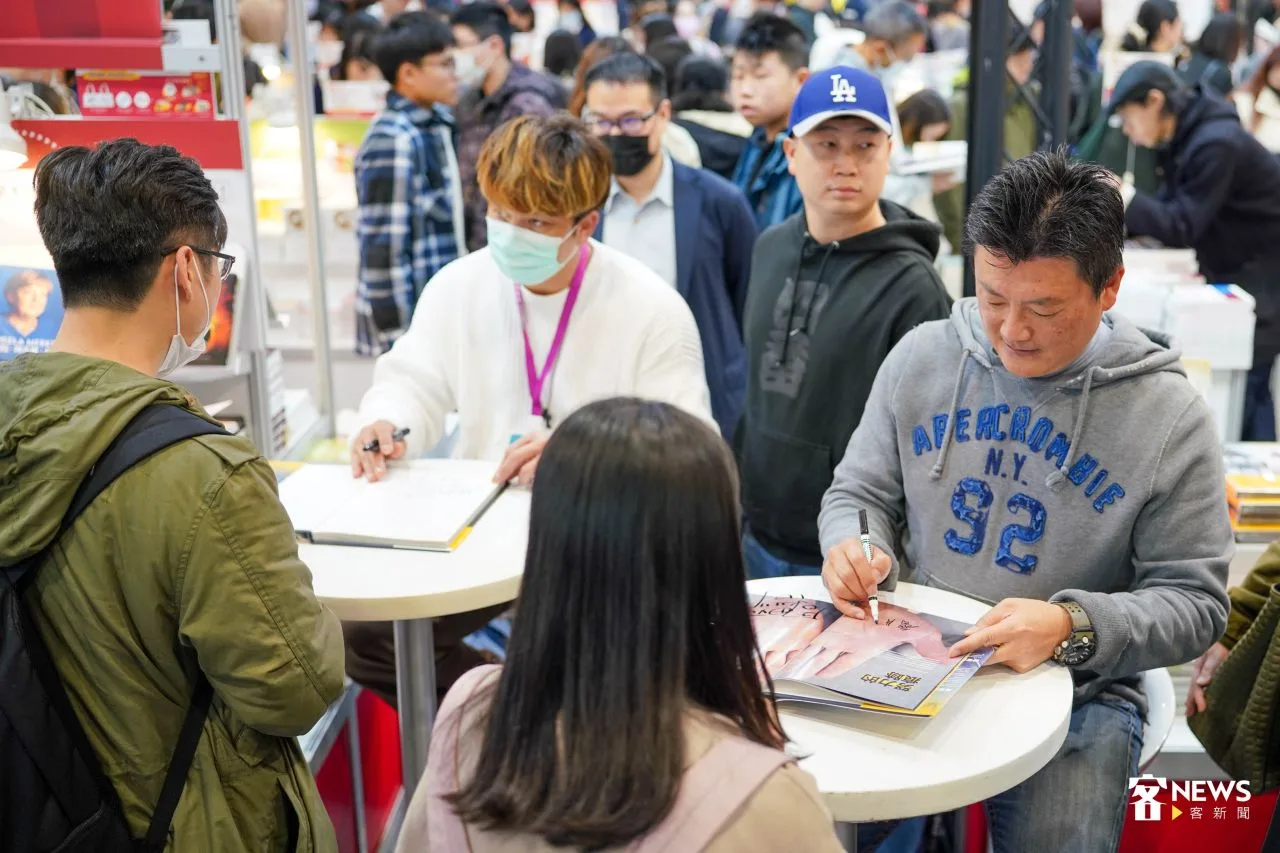 出版社祭出名人攻勢,吸引讀者進館參觀。范修語攝