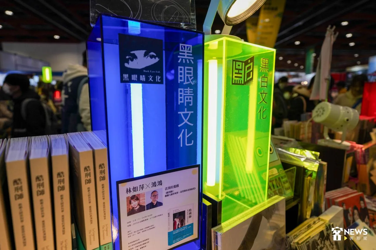 讀字展區使用許多燈光來標注分類,吸引許多讀者停下腳步翻閱書籍。范修語攝