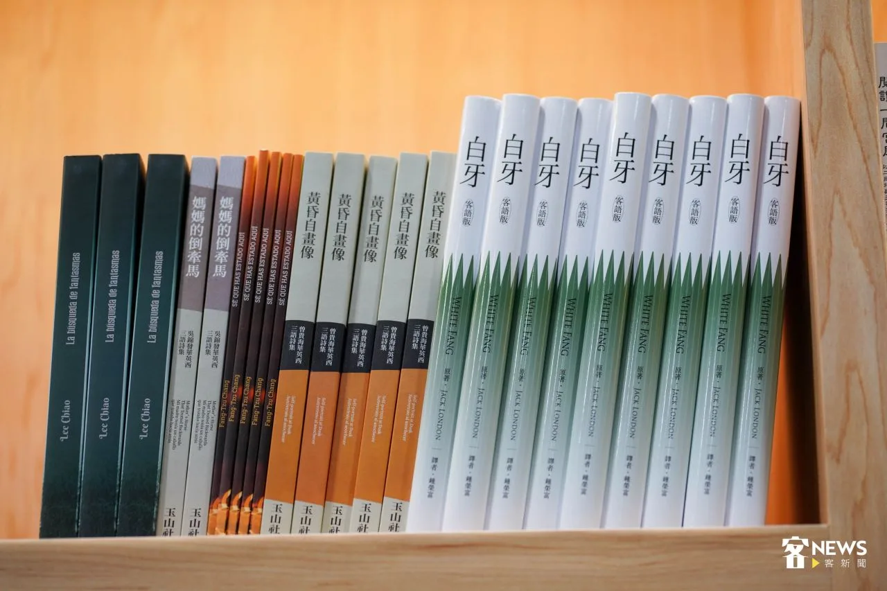 客家館展出許多客家相關書籍,也有翻譯成客語的世界名作。范修語攝