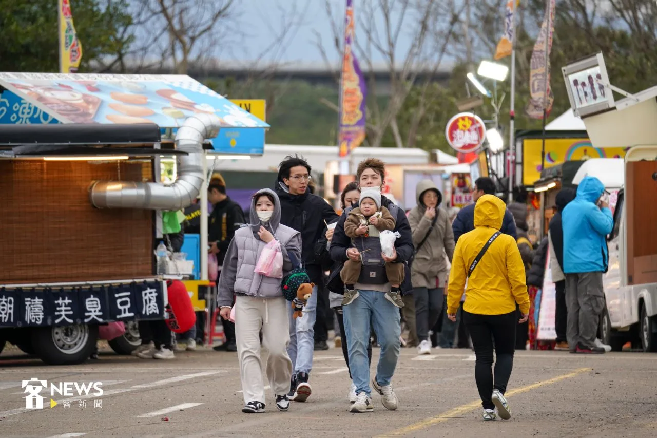吳德榮提到，18日晚間、19日清晨，北台灣可能會創入秋以來最低氣溫，苗栗以北將出現13度左右的平地最低氣溫。示意圖。苗栗火旁龍之夜。資料照片。宋佩遙攝