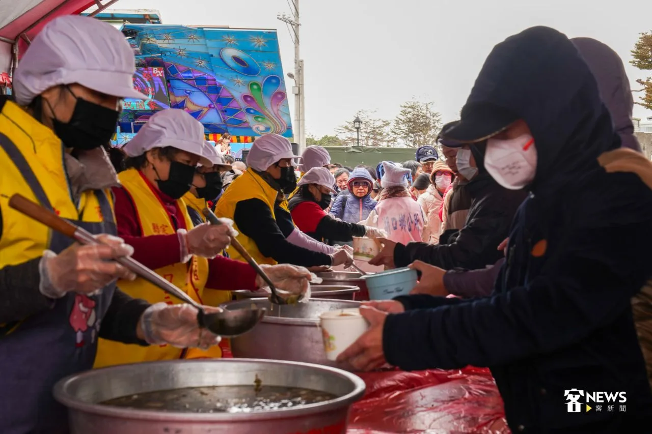 志工熱情分送食物,希望每位民眾都能吃到食福宴、保平安。洪藝晅攝