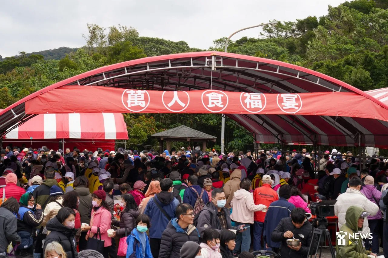 萬人食福宴熱鬧登場,豐盛客家美食飄香四溢。洪藝晅攝