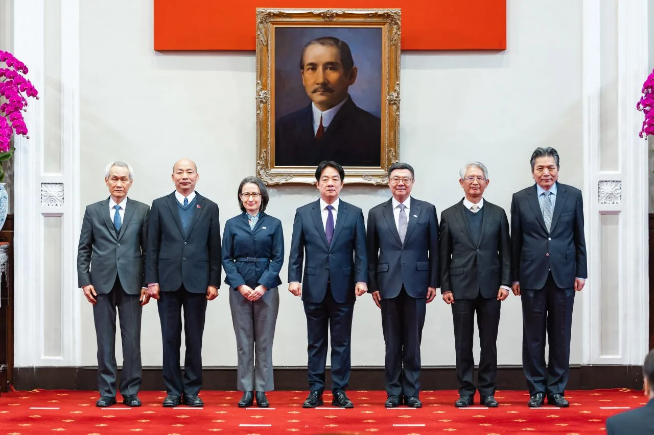總統賴清德（中）與副總統蕭美琴（左三）邀請考試院長周弘憲（左一）、立法院長韓國瑜（左二）、行政院長卓榮泰（右三）、司法院長林輝煌（右二）與監察院副院長李鴻鈞（右一）進行五院會商。總統府提供