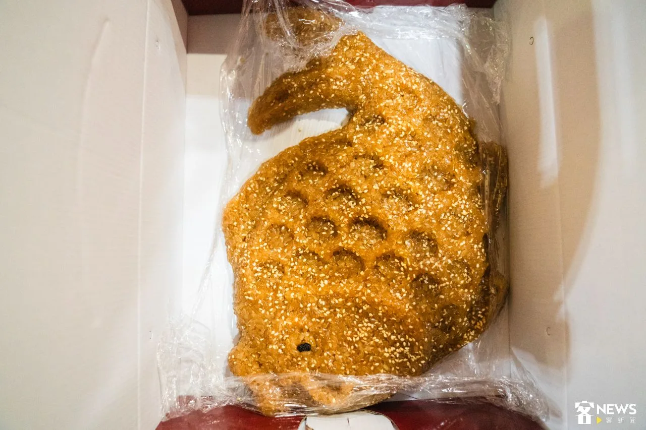 鯉魚伯公廟有準備小的鯉魚造型米糕，讓大家可以擲筊帶回家吃平安。朱愷元攝
