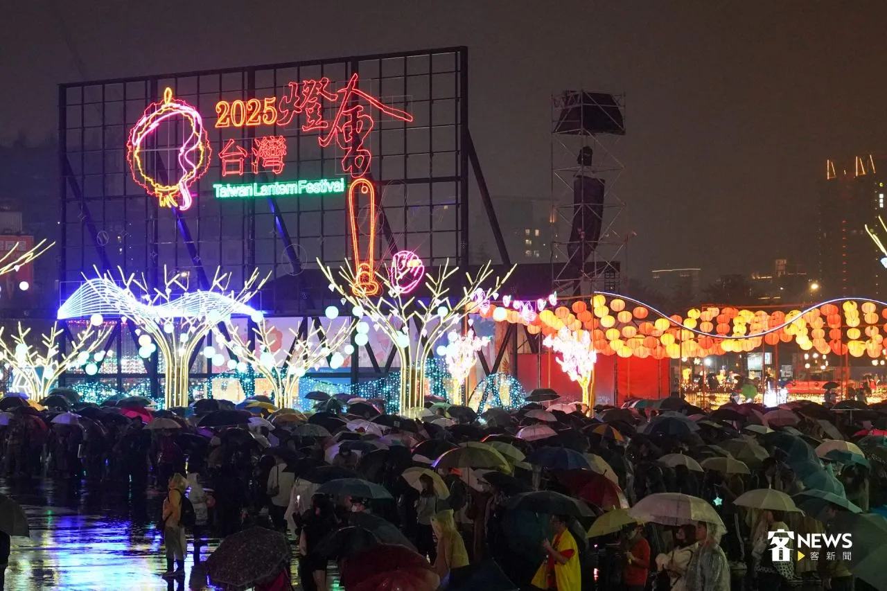 2025台灣燈會12日登場,許多民眾不畏大雨前往主燈區賞燈。洪藝晅攝