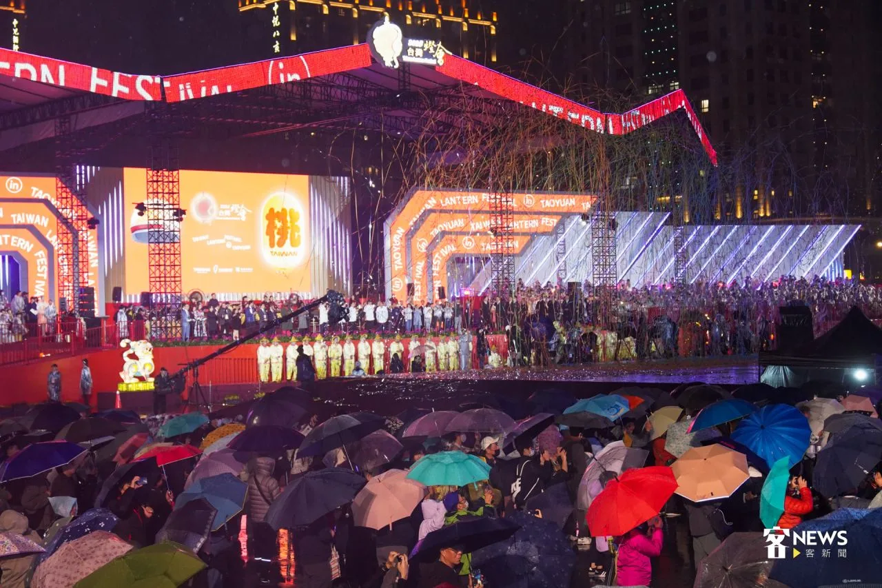 2025台灣燈會12日登場,許多民眾不畏大雨前往主燈區賞燈。洪藝晅攝