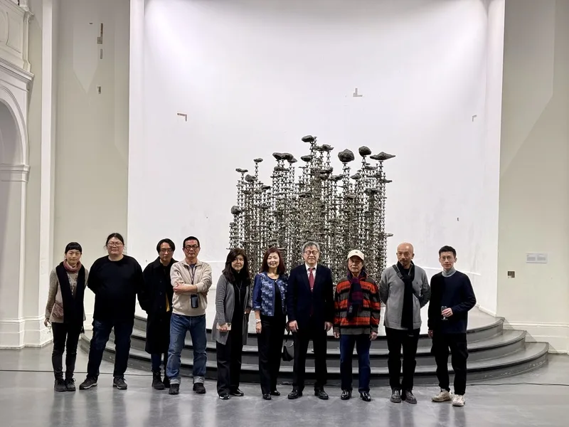 柏林貝塔寧藝術中心「此地-他方:八種時空轉渡之術」展覽,策展人劉俊蘭(左5)集結8位台灣雕塑藝術家作品於柏林展出,並與駐德國代表謝志偉(右4)和朱銘美術館館長劉柏村(右3)合影。中央社