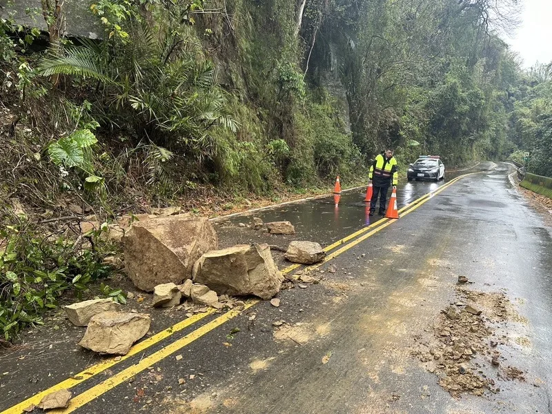 苗栗南庄道路土石崩落　三灣路基崩塌