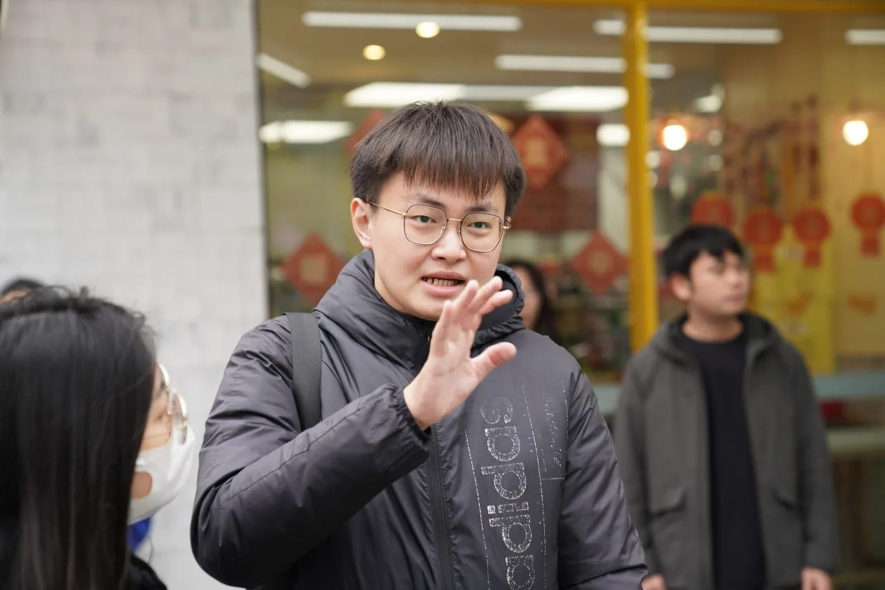 氣爆目擊者陳先生向《客新聞》敘述當下情況。李台源攝