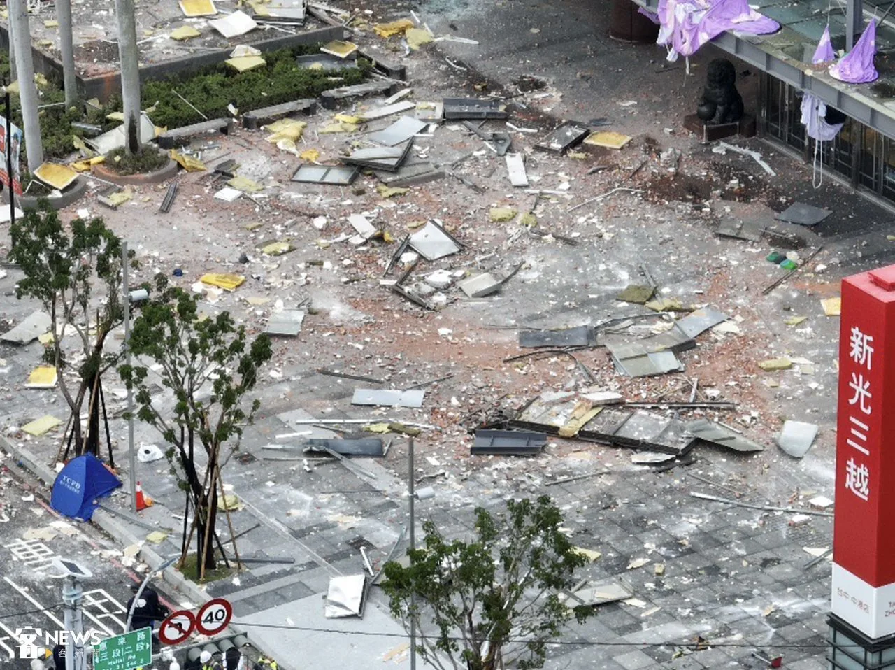 台中新光三越今發生氣爆意外，地面布滿殘骸。