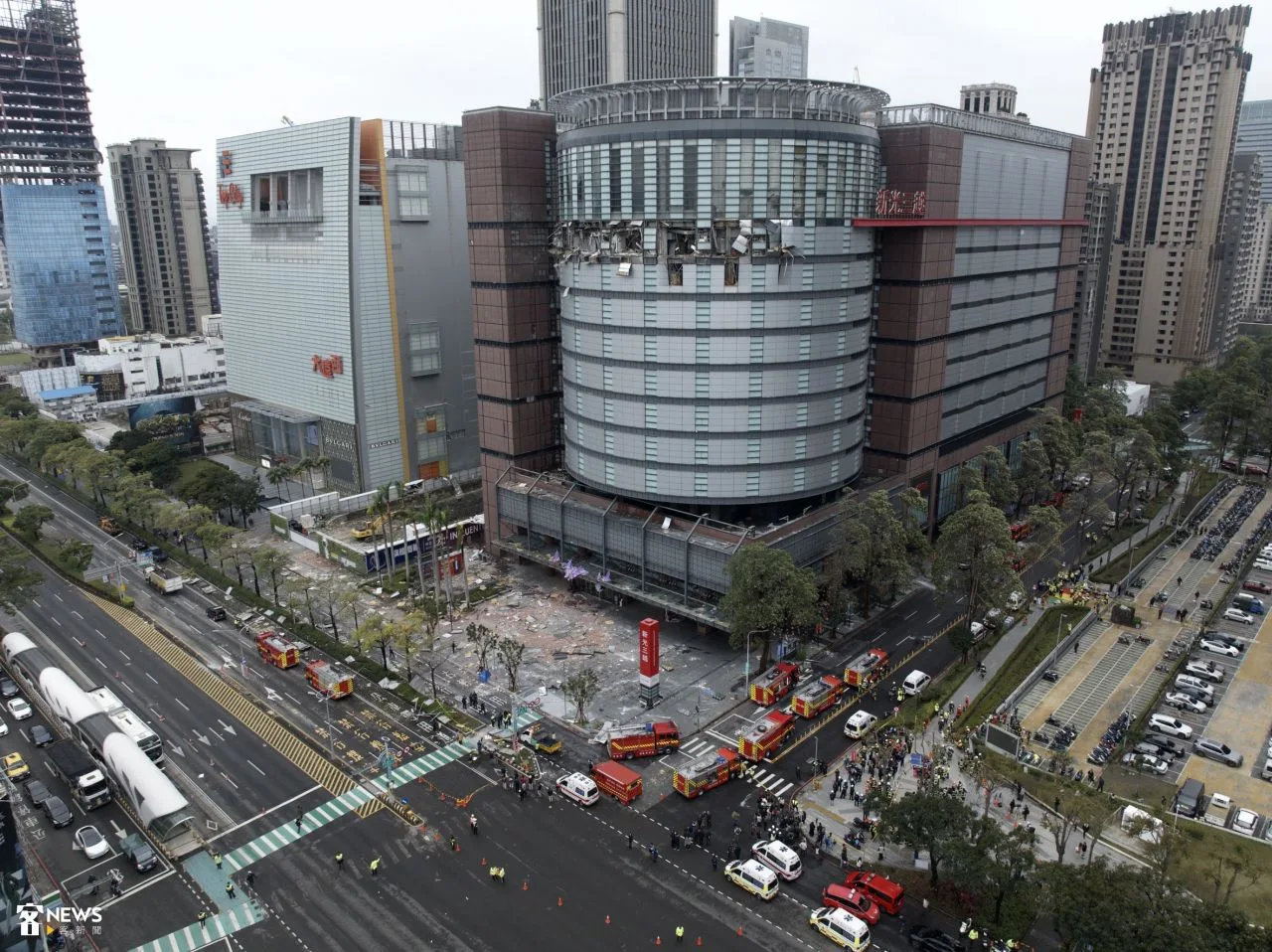 台中新光三越今天11時33分驚傳嚴重氣爆意外。宋佩遙攝