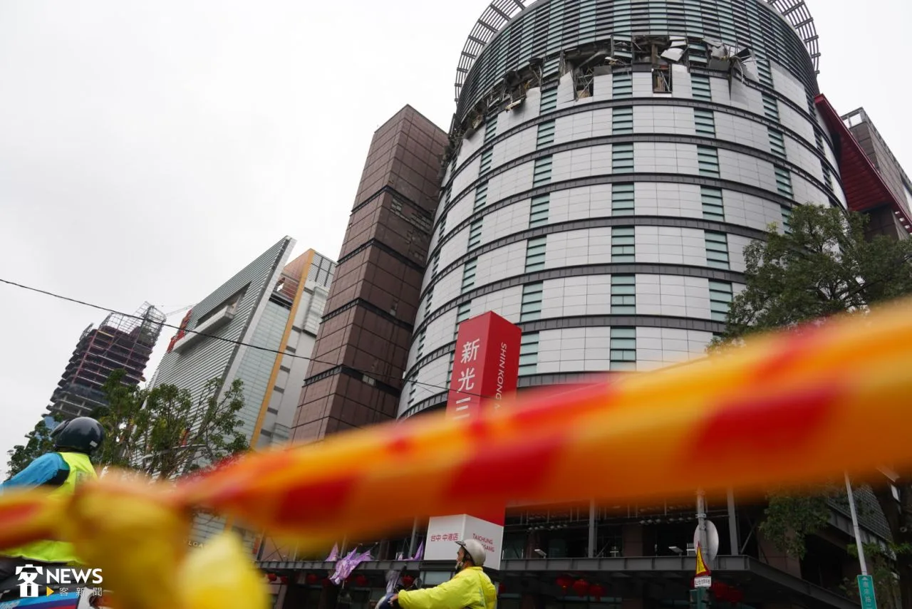 台中新光三越13日近中午發生嚴重氣爆事故，釀成4死31傷。客新聞攝