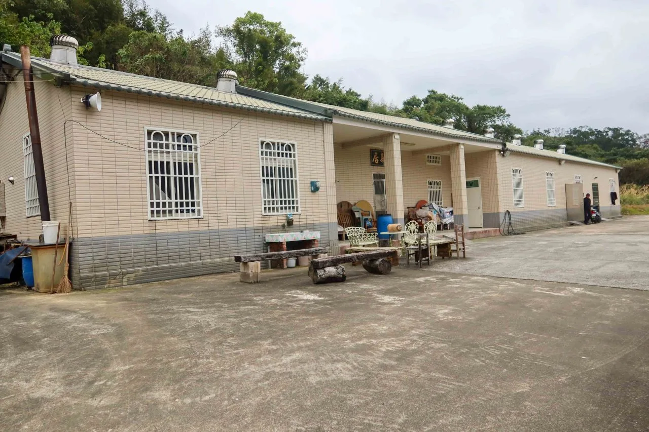 李武雄在頭屋鄉飛鳳村畚箕窩建的「榮新居」。何來美攝