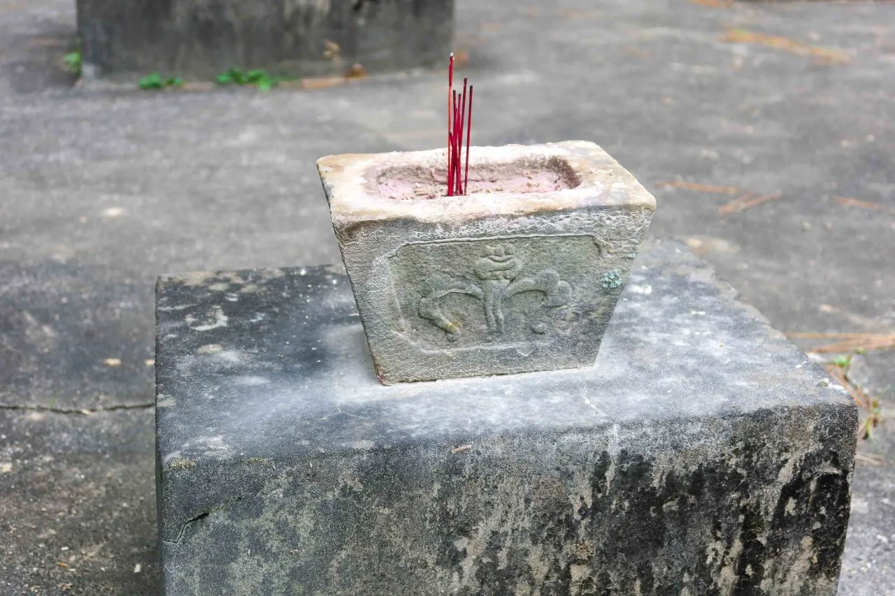 貓閣社土地公廟的石刻香爐，古樸典雅。何來美攝