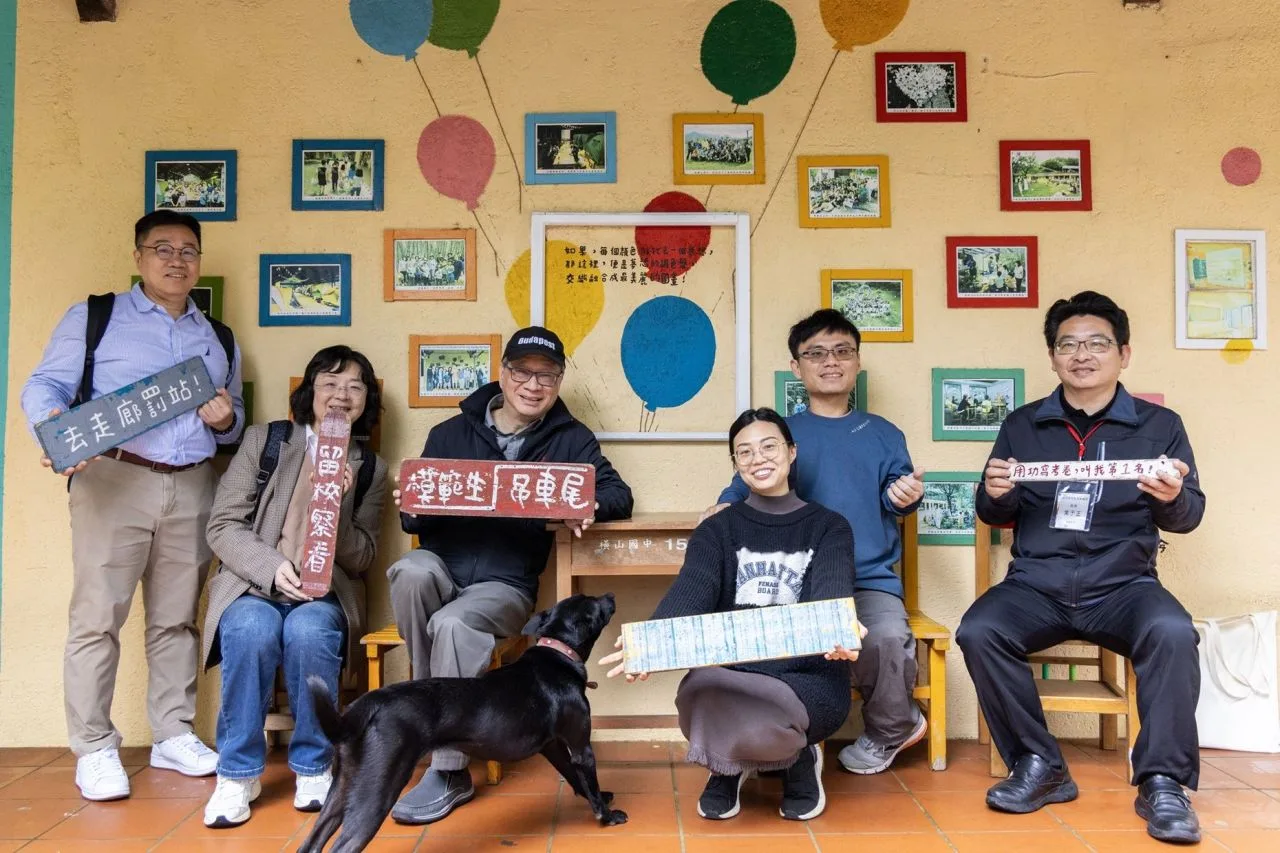 大山北月團隊於2014年進駐廢校多年的新竹縣豐鄉國小，重新活化閒置空間，文化部長李遠（左3）拜訪大山北月園區，由創辦人莊凱詠（右2）及執行長吳宜靜（右3）導覽。文化部提供