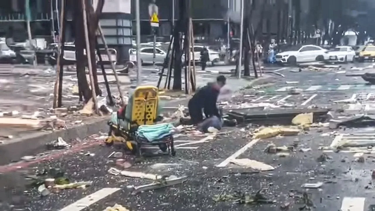 新光三越氣爆昨天現場，熱心民眾幫忙做CPR救人。