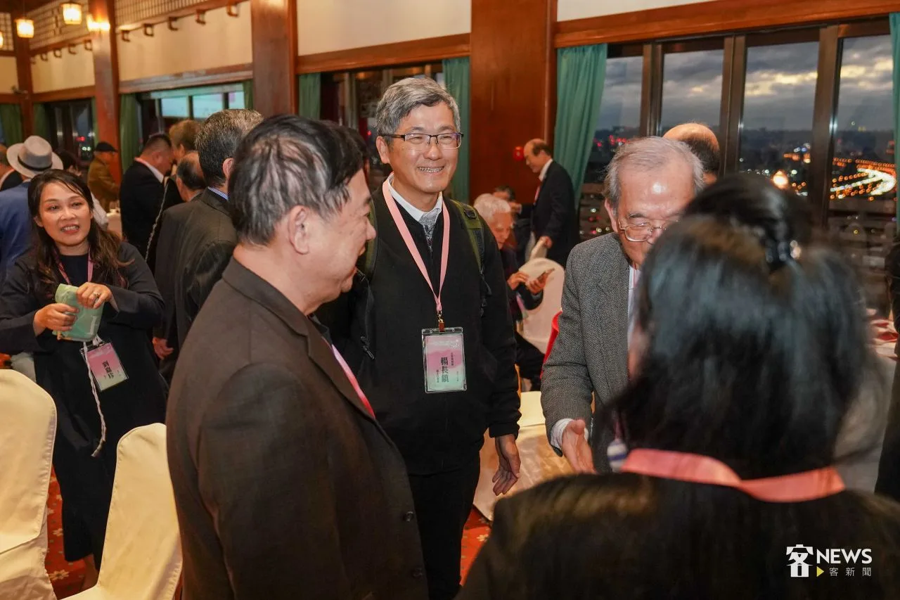 客委會前主委楊長鎮與現場貴賓交流。李台源攝