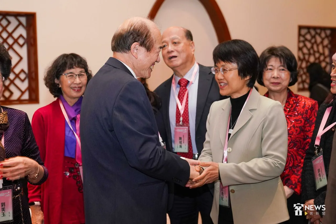 客委會主委古秀妃與現場貴賓交流。李台源攝