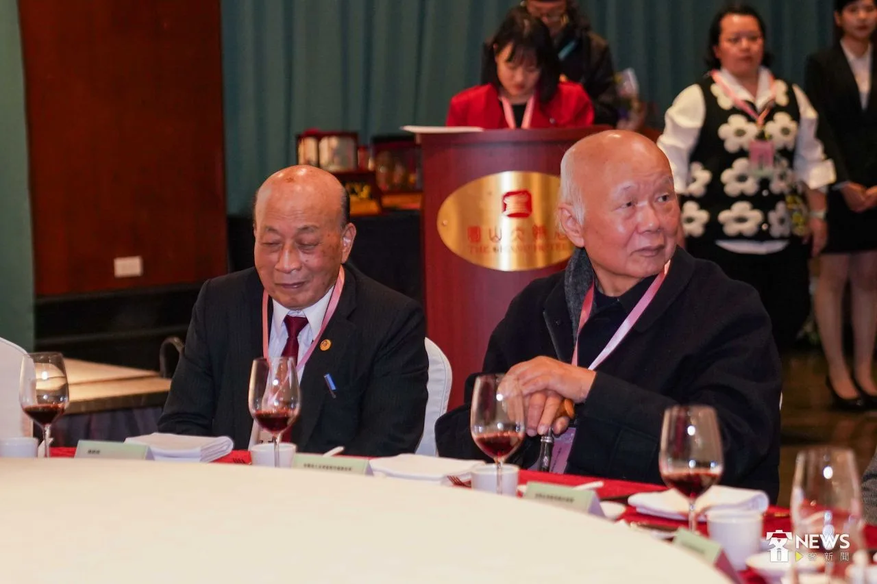 國策顧問范振修(左)與義民廟董事長林光華(右)。李台源攝
