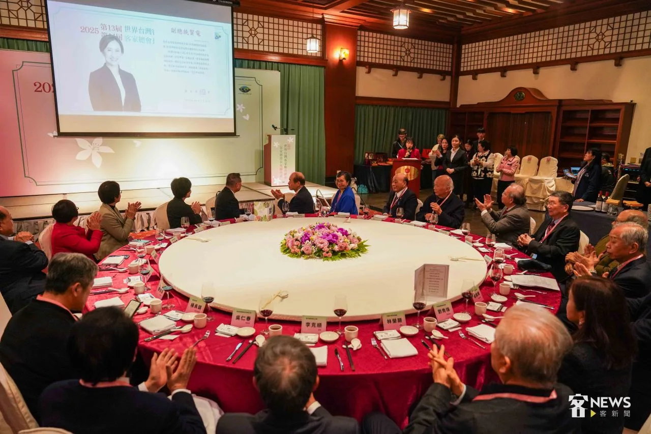世界臺灣客家聯合總會今天在台北圓山飯店舉辦新舊任會長交接,客家重要人士皆出席見證。李台源攝